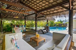 cabane en bois dans un jardin à proximité d'une piscine
