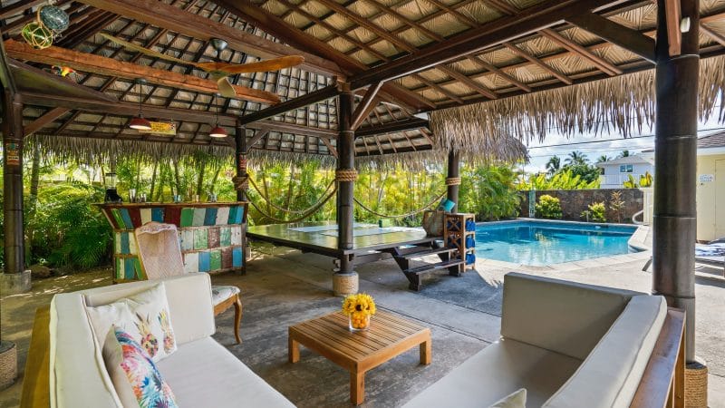 cabane en bois dans un jardin à proximité d'une piscine