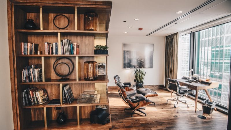 un bureau tendances bois avec parquet flottant rétro-moderne