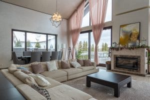 salon spacieux dans un chalet moderne couleurs pastel
