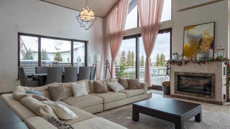salon spacieux dans un chalet moderne couleurs pastel